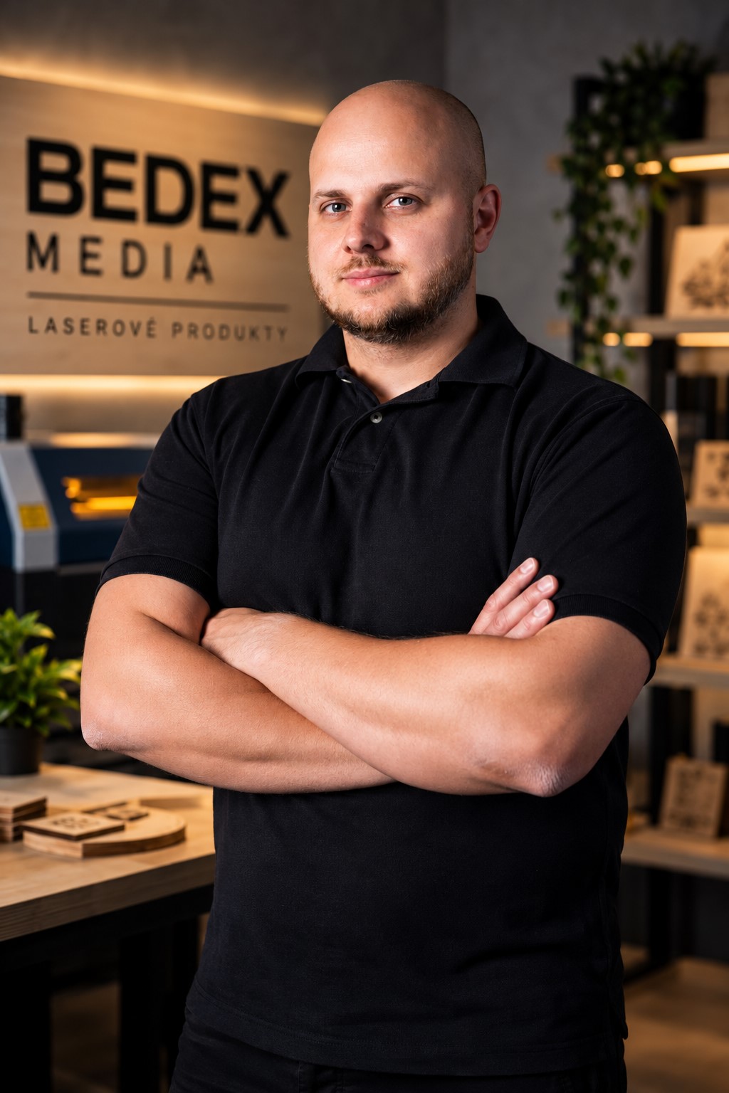 Igor Bednár, zakladateľ Bedex Media, v dielni